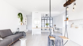 Nieśmiertelna biel w nowoczesnym apartamencie