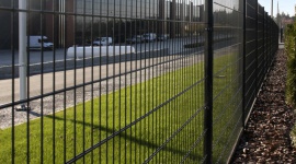 Szybko i praktycznie: siatka czy ogrodzenie panelowe?