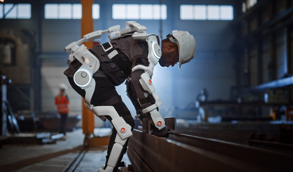 Black,African,American,Engineer,Is,Testing,A,Futuristic,Bionic,Exoskeleton Przemysł 4.0 – czy roboty uratują branżę budowlaną?